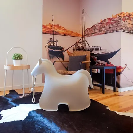 Cozy Loft W Poll Near Porto Cellars شقة